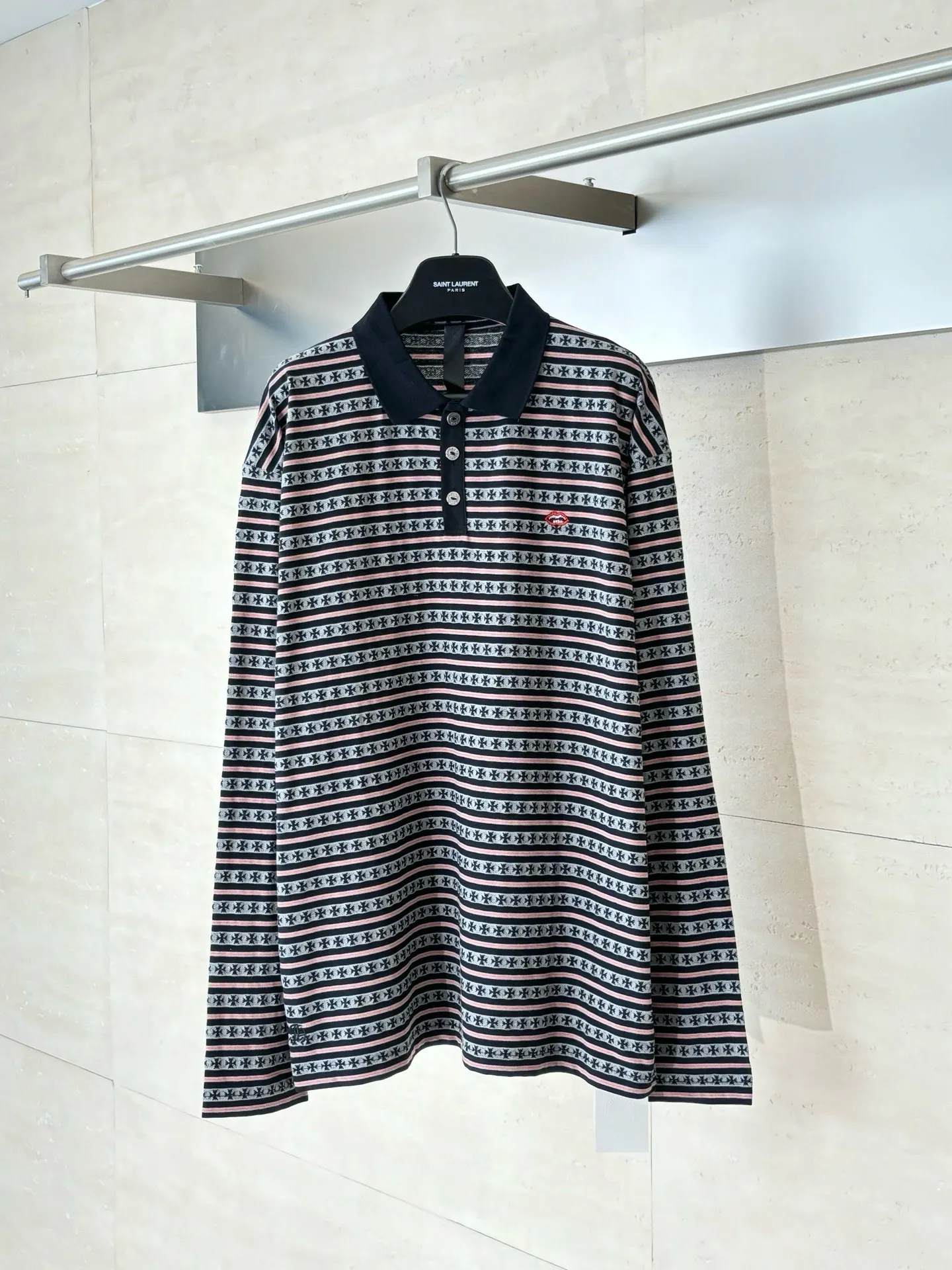 P370 Chrome Hearts*/Chrome Hearts Cross Striped POLO Long Sleeves Yarn-dyed fabrics require a minimum order of 1,000 meters. The cost is expensive. The embroidery uses imported Tajima embroidery machines. The collar leather tags use imported lambskin. The hardware uses real antique silver. The cost is extremely expensive. Size: S/M/L